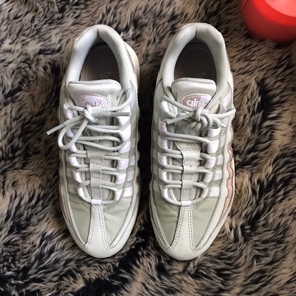 Nike Women’s Air Max 95 in ‘Moon Particle’ Light Silver White - Picture 3 of 6